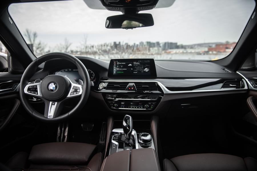 Торпедо BMW M550i xDrive Sedan (G30) 2017 года  (NA) (фото 7 из 16)